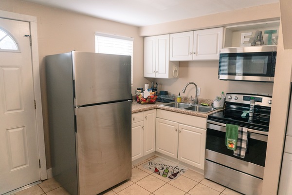 Een koelkast, een magnetron, een oven, een kookplaat