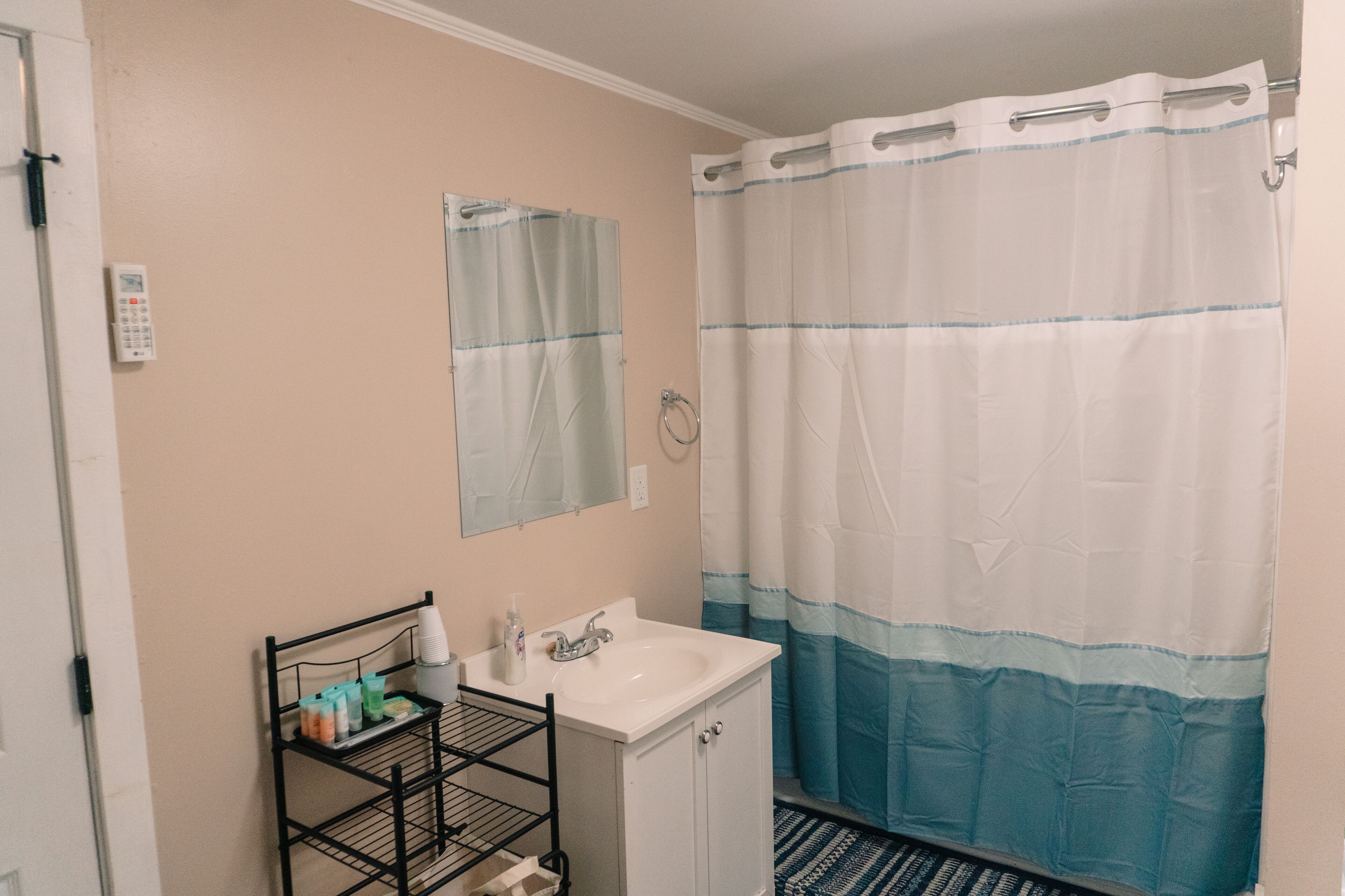 Ensemble douche/baignoire, sèche-cheveux, bidet, serviettes fournies
