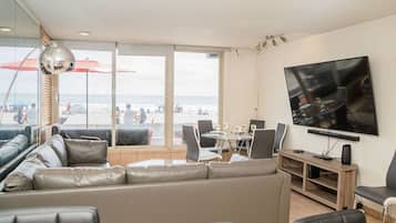 Smart TV, fireplace