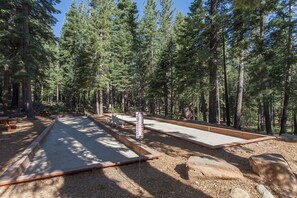 Property grounds - Inviting Northstar Home w/ Private Hot Tub, 2 Living Rooms, on the Shuttle Route! (Truckee)