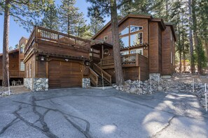Exterior - Martis Valley Vistas - Bright Family Home with Private Hot Tub, 2 Living Rooms, near Golf (Truckee)