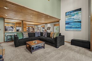 Smart TV, fireplace - Martis Valley Vistas - Bright Family Home with Private Hot Tub, 2 Living Rooms, near Golf (Truckee)