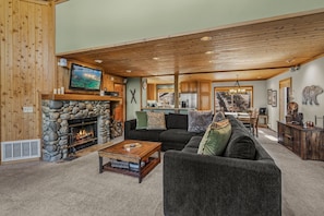 Smart TV, fireplace - Martis Valley Vistas - Bright Family Home with Private Hot Tub, 2 Living Rooms, near Golf (Truckee)