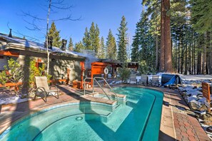A pool area with a clear blue pool, a wooden deck, and a lounge chair. - Martis Valley Vistas - Bright Family Home with Private Hot Tub, 2 Living Rooms, near Golf (Truckee)