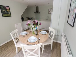 Cottage | Dining