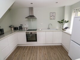 Cottage | Private kitchen | Fridge, electric kettle, toaster, cookware/dishes/utensils