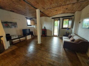 Télévision, cheminée, livres