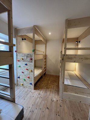 5 bedrooms, desk, WiFi, bed sheets