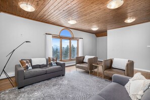 Smart-TV, Kamin, DVD-Player, Bücher