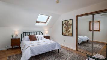 5 bedrooms, desk, iron/ironing board, travel crib