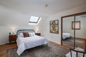 5 bedrooms, desk, iron/ironing board, travel cot - Modern Retreat ~ Stunning Mountain View ~ Hot Tub! (Stowe)