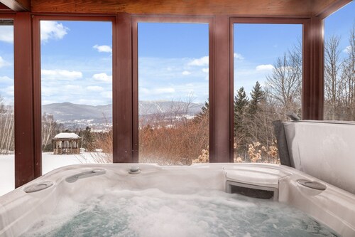 Modern Retreat ~ Stunning Mountain View ~ Hot Tub!