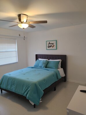 Escritorio, tabla de planchar con plancha, wifi gratis y ropa de cama