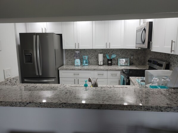 Refrigerador, microondas, horno y parrilla de estufa