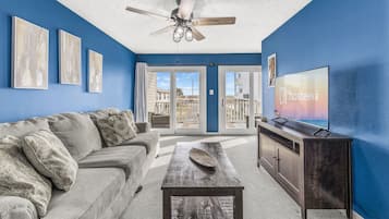 Familjehus - 3 sovrum - balkong | Vardagsrum | 50-tums smart-tv med kabelkanaler och tv