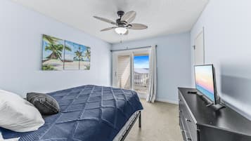 Familiehus, 3 soverom, balkong | Oppholdsområde | En 50-tommers smart-TV med kabel-kanaler samt TV