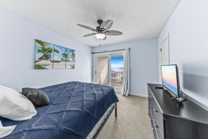 Living area - Pirate's Hideaway (Gulf Shores)