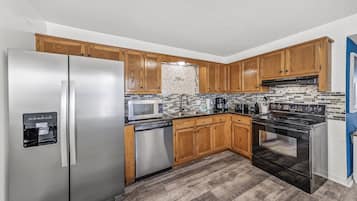 Familjehus - 3 sovrum - balkong | Eget kök | Kylskåp, mikrovågsugn, ugn och spishäll