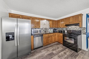 Private kitchen - Pirate's Hideaway (Gulf Shores)