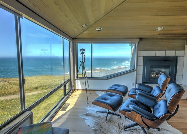 Interior - Large Ocean Front home... Dog Friendly located on Wild Iris (Sea Ranch)