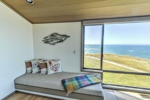 3 bedrooms, free WiFi, bed sheets - Large Ocean Front home... Dog Friendly located on Wild Iris (Sea Ranch)