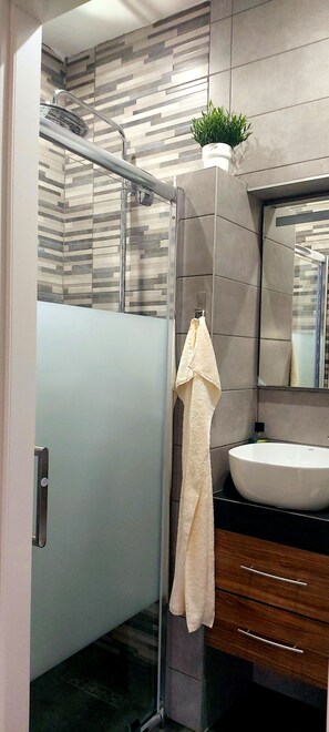 Shower, hair dryer, towels, soap - Chic apartment in a feel-good oasis 300 meters to the beach (Nea Mesangala)