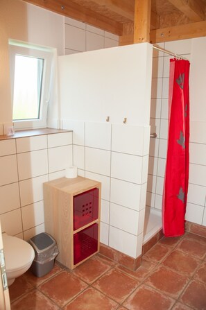 Een douche, handdoeken