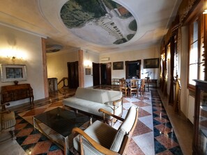 Foosball, books - Stunning flat in a venetian and historical Villa just 15 minutes from Venice (Venezia)