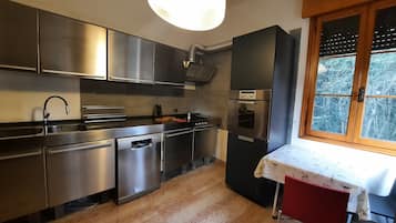Refrigerador, horno, placa de cocina, lavavajillas