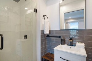 Suihku, hiustenkuivaaja, pyyhkeet