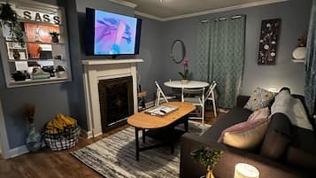 Smart TV, videogiochi, tavolo da calcetto, tavolo da ping pong