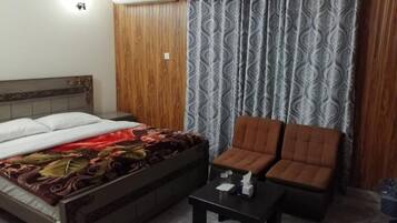Tabla de planchar con plancha, wifi gratis y ropa de cama