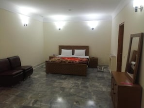 Habitación Deluxe doble | Tabla de planchar con plancha, wifi gratis, ropa de cama