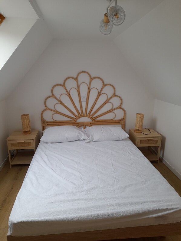 A bedroom with a wooden headboard, white bedding, two bedside tables with lamps, and a sloped ceiling. - L'Argousier, Country House 4 Min. from Wissant Beach (Audembert)