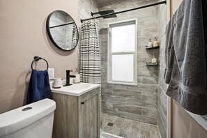 Dusche, Haartrockner, Handtücher, Seife