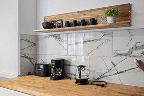 Een koelkast, een magnetron, een oven, een kookplaat