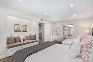 5 dormitorios, escritorio, tabla de planchar con plancha y cuna de viaje