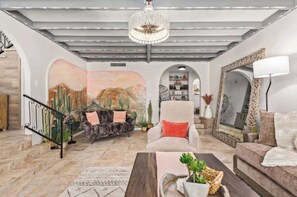 TV, caminetto, libri, studio