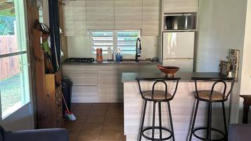 Een koelkast, een magnetron, een kookplaat