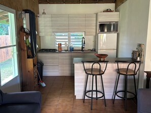 Jääkaappi, mikroaaltouuni, liesi, kahvin-/teenkeitin