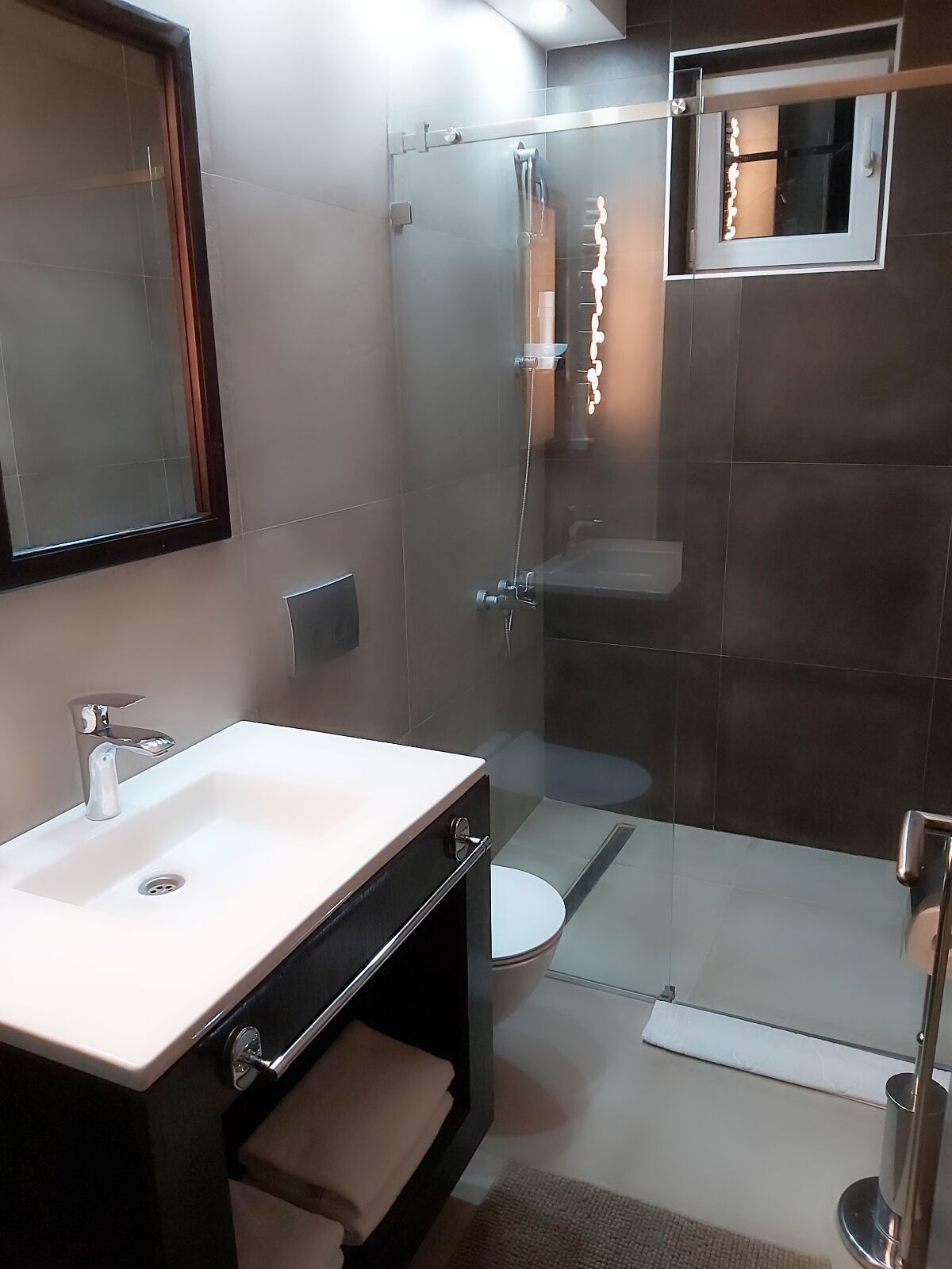 Deluxe studio suite | Badkamer | Een regendouche, gratis toiletartikelen, een haardroger, badjassen