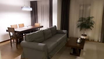 Deluxe Studio Suite | Living area