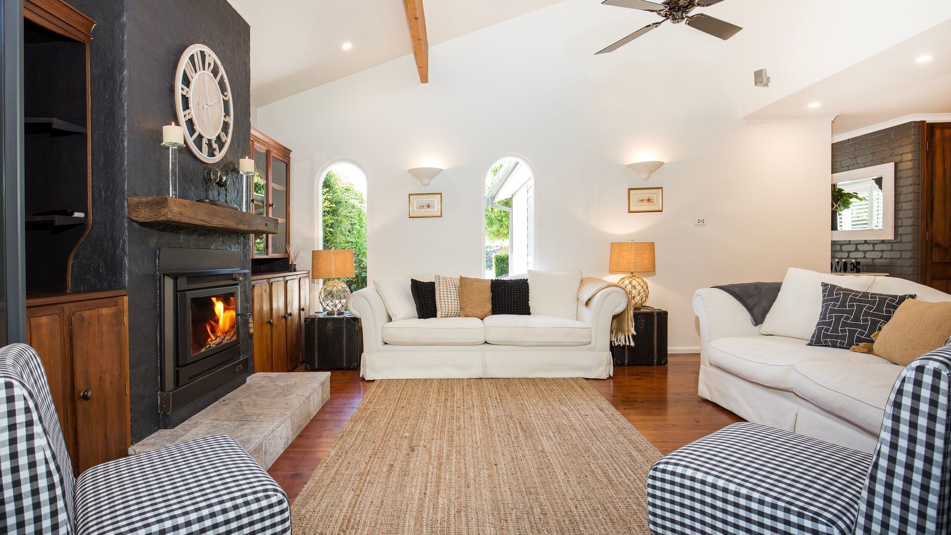 TV connectée, chemin ée, lecteur de DVD, livres