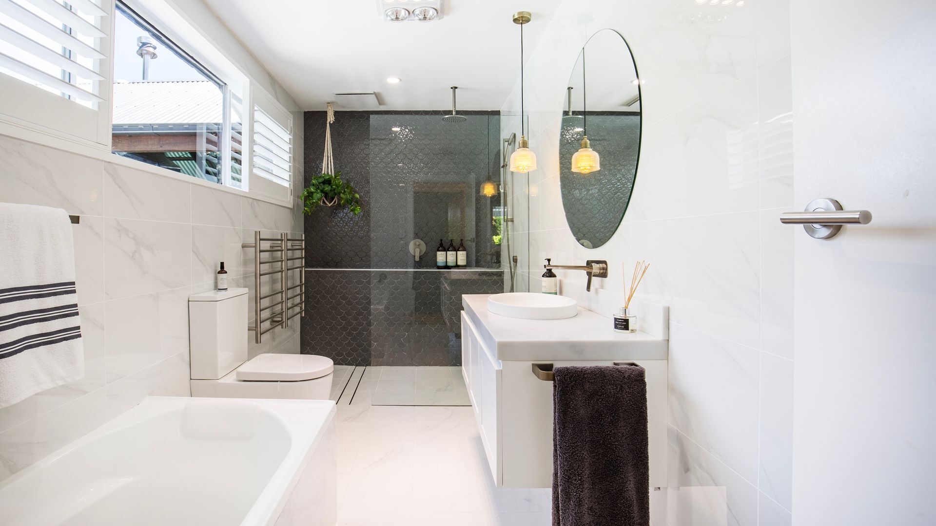 Badewanne, Whirlpool, Haartrockner, Handtücher