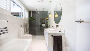Badewanne, Whirlpool, Haartrockner, Handtücher