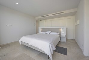 4 camere, una cassaforte in camera, una scrivania, ferro/asse da stiro