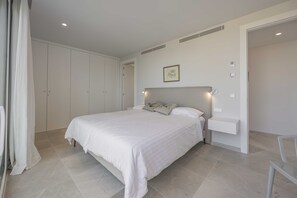 4 室のベッドルーム、セーフティボックス (室内)、デスク、アイロン / アイロン台