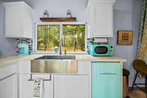 Kühlschrank, Mikrowelle, Wasserkocher mit Kaffee-/Teezubehör