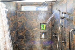 Douche, sèche-cheveux, serviettes fournies