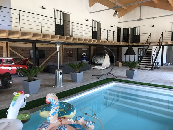 Piscine intérieure, piscine extérieure